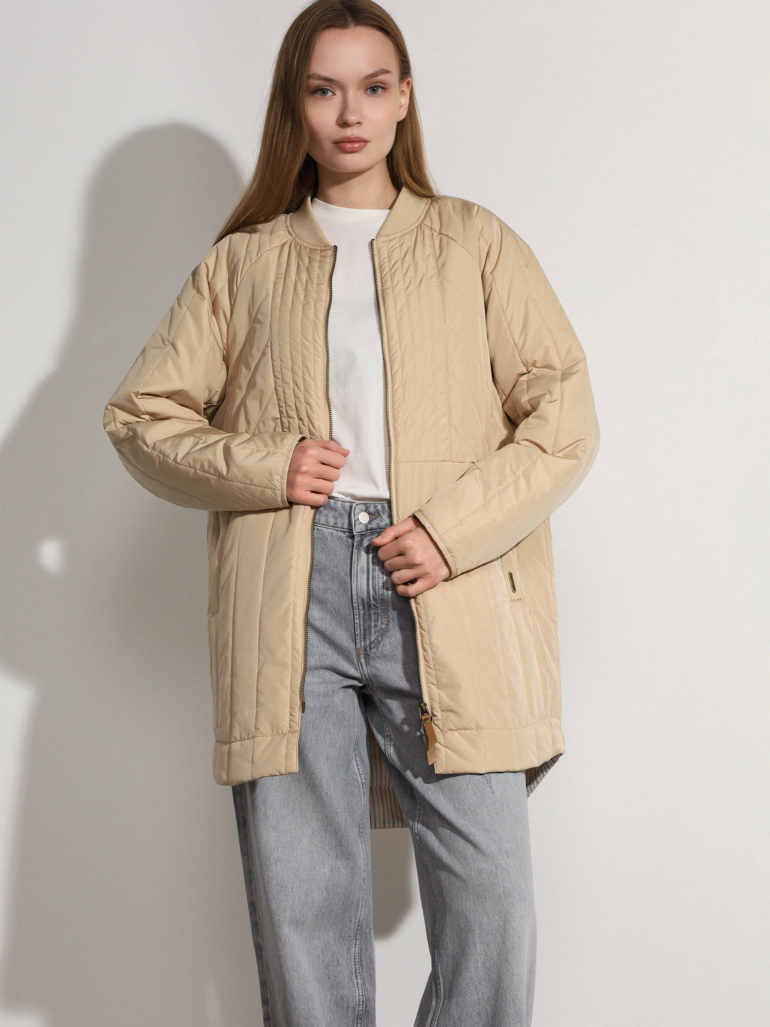 Пальто бежевого цвета прямого кроя